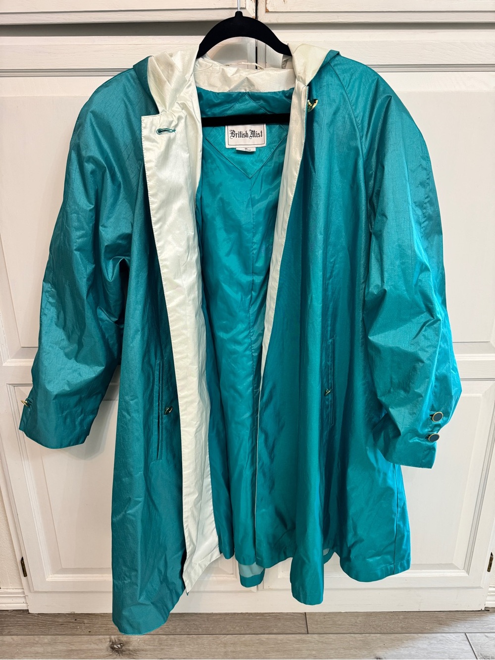 Vintage British Mist Teal Windbreaker Raincoat with Ivory Trim. Size 14